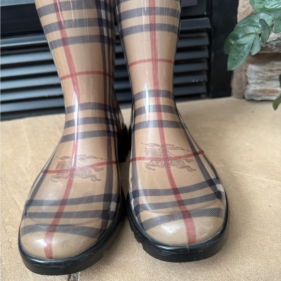 Burberry Haymarket Mid Rainboot Wellies {36/6.5} - Picture 3 of 9